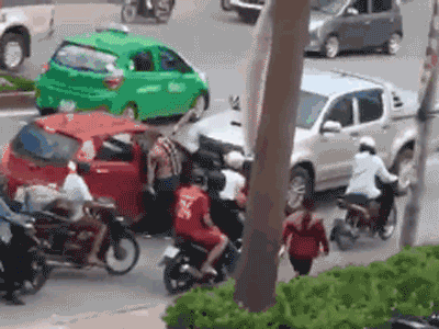 Video ô tô bán tải đi lùi ngược chiều tông cụ bà đi xe đạp tử vong