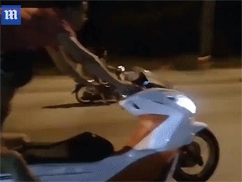Báo Anh sốc trước màn phi xe máy như ‘làm xiếc’ của hai thanh niên ở Hà Nội