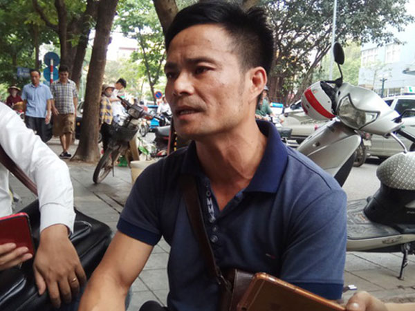 Bị chồng lột quần áo, đánh giữa đường, vợ giập lá lách