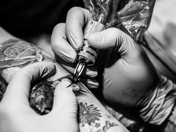 Chỉ 'xăm nhẹ' một xíu, chàng trai 'không giang hồ' lập tức bị người yêu chia tay phũ phàng và... chặn luôn số