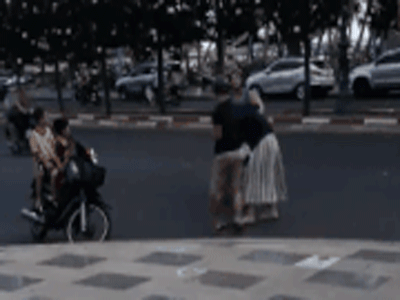 Chồng đánh vợ trên phố, chàng Tây dừng xe can ngăn nhưng đành bỏ đi vì phản ứng sau đó