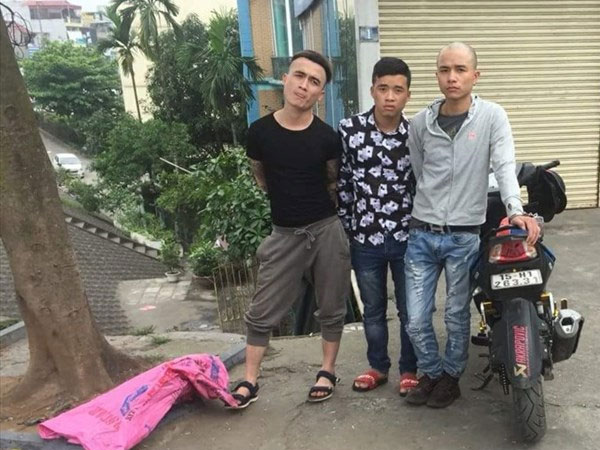 Hà Nội: Cảnh sát giao thông quật ngã 3 đối tượng cầm mã tấu đi dán tờ rơi