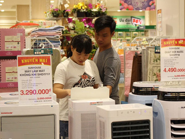 Nắng nóng kéo dài, người Sài Gòn đổ xô mua hàng điện lạnh