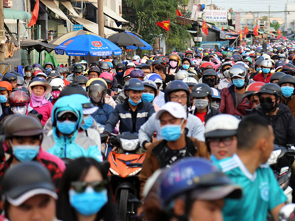 Người dân ùn ùn trở lại Sài Gòn, phà Cát Lái quá tải