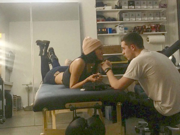 Vắng Lexi Wood, Brooklyn Beckham hẹn hò vũ công hơn 8 tuổi