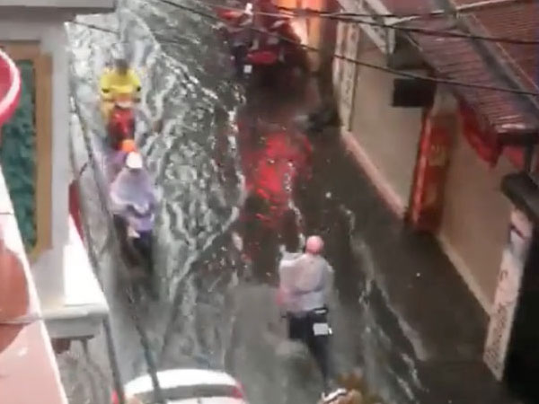 Video Hà Nội: Phố hoá thành sông chỉ sau một trận mưa đầu mùa
