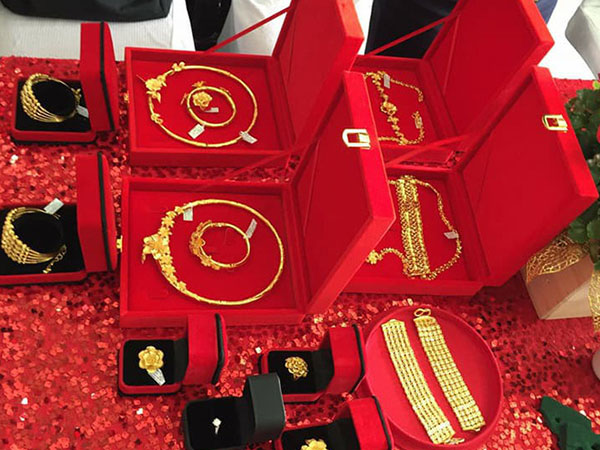 Bối rối vì được mẹ chồng tương lai tặng tiền vàng trị giá 310 triệu, nàng dâu trẻ còn bị mắng là khoe của