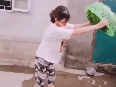 Clip: Cô nàng phô diễn kỹ năng vẩy rau thần sầu nhưng bị lỗi vào giây cuối