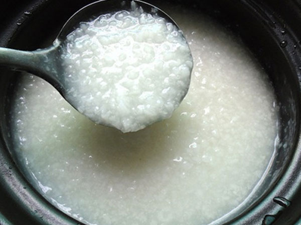 Điều tra nghi án 3 người bị đầu độc khi ăn cháo