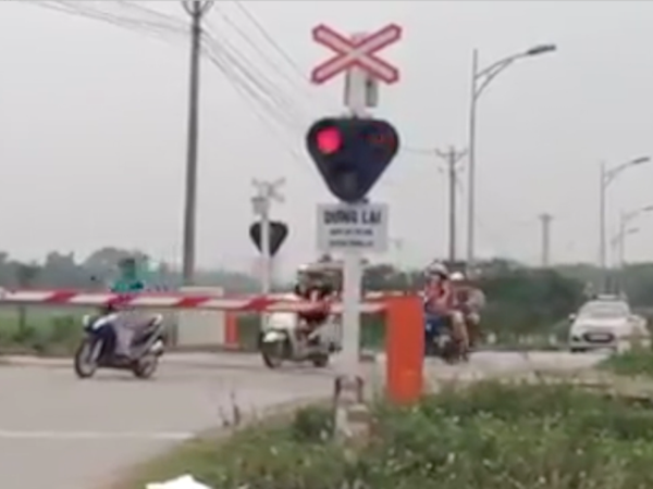 Hà Nội: Nguyên một binh đoàn ninja rủ nhau vượt đường tàu, mặc kệ cảnh báo