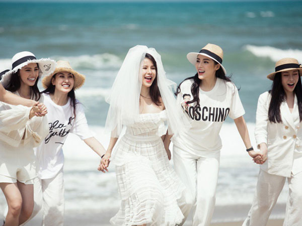 Kỳ Duyên cùng hội bạn thân quậy tưng bừng trong tiệc chia tay độc thân của Diệp Lâm Anh