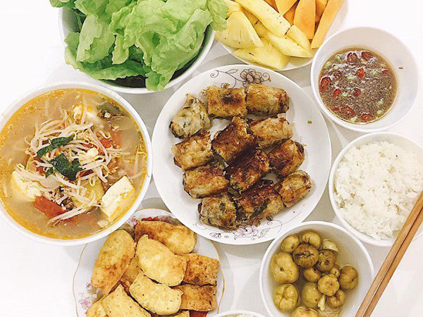Nấu cho chồng ăn là chuyện xưa rồi, các chị giờ còn thi nhau khoe được chồng nấu cho mâm cơm toàn 'sơn hào hải vị'