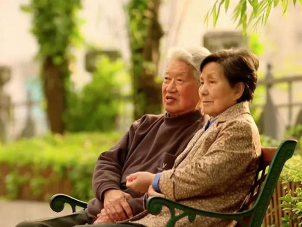 'Nếu có một ngày bà ấy quên tôi, tôi phải làm thế nào?': Chuyện tình già nhưng sẽ khiến chị em ao ước về chồng mình