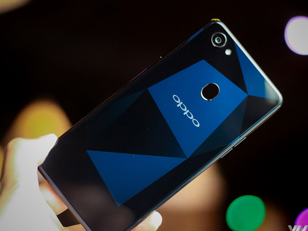 Oppo F7 vừa có thêm phiên bản màu đen kim cương