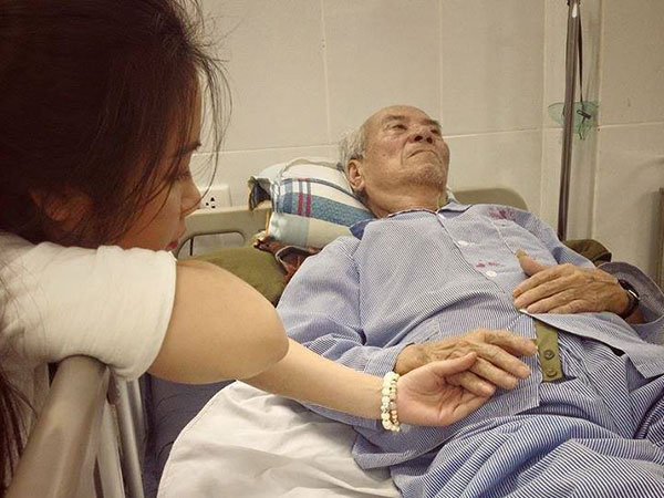 Rơi nước mắt với chia sẻ 'Đến một ngày bạn sẽ nhận ra điều khiến bạn buồn là việc chứng kiến ông bà mình ngày một già thêm và yếu đi'