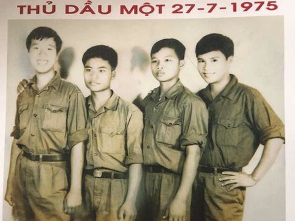 Tình bạn vượt thời gian: Sau 43 năm mới lại được chụp chung tấm hình như ngày còn trai trẻ