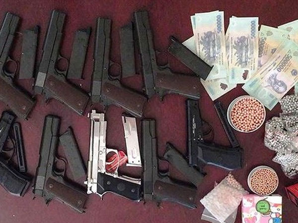 Trung úy công an trộm súng bán lấy tiền trả nợ