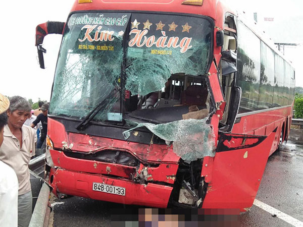 4 ôtô tông liên hoàn trên cao tốc TP.HCM - Trung Lương