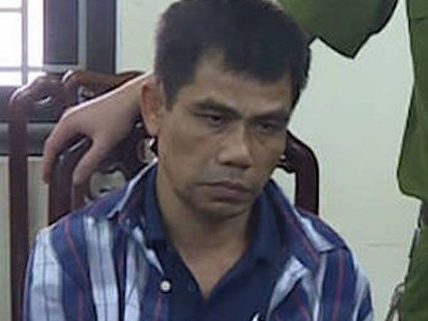 Cảnh sát bao vây kẻ mang súng, vận chuyển 12 bánh heroin