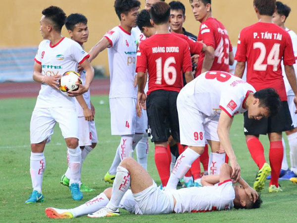 Cầu thủ Viettel nhập viện khẩn cấp sau pha phạm lỗi đáng sợ của cựu sao U23 Việt Nam