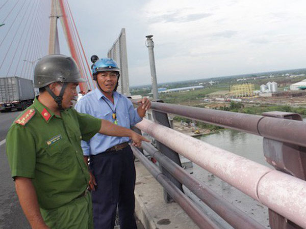 Đại úy cảnh sát giải cứu cô gái miền Tây nhảy cầu tự tử lần thứ 4