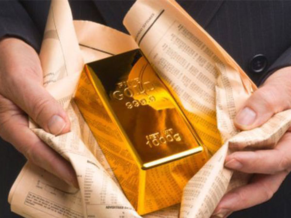 Đột nhiên giàu có nhờ nhặt được 7 thỏi vàng trong thùng rác