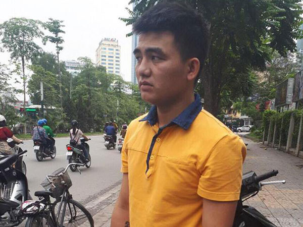 Hà Nội: Nam tài xế xe ôm truy đuổi, đạp ngã đối tượng cướp giật túi xách của nữ sinh Đại học