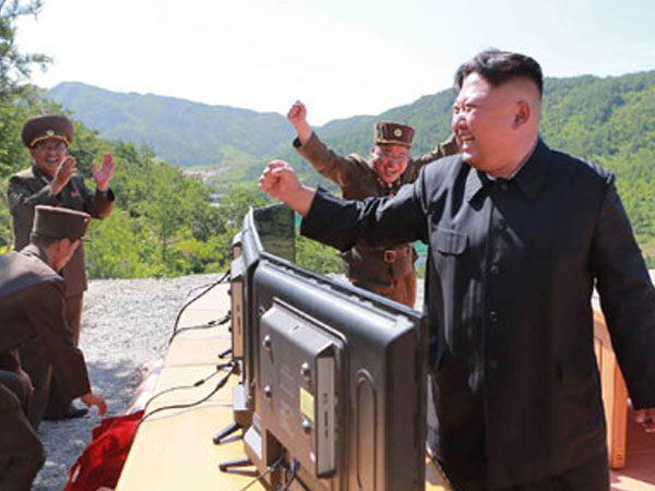 Hành trình hướng tới gác lại 'bảo kiếm hộ quốc' của Kim Jong-un