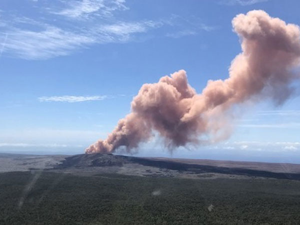 Hơn 600 trận động đất tấn công, núi lửa Hawaii 'bừng tỉnh' phun tro bụi dữ dội