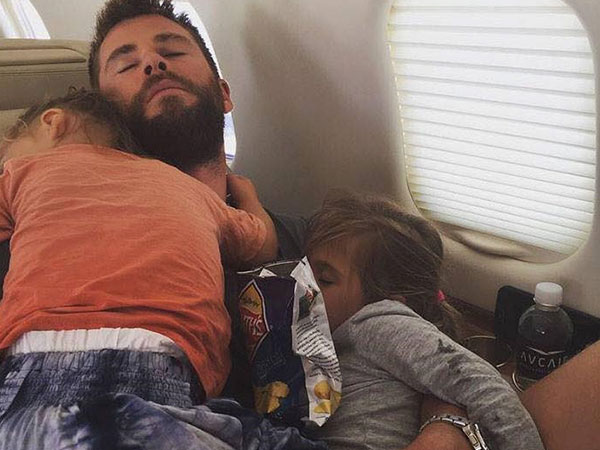 Loạt ảnh minh chứng 'Thor' Chris Hemsworth là ông bố tuyệt vời