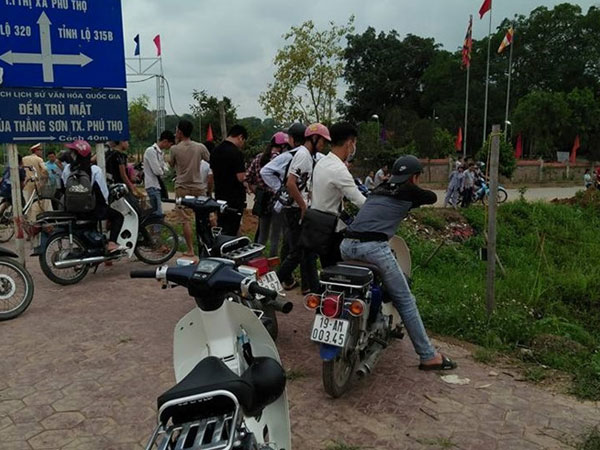 Tài xế lái taxi lao thẳng xuống ao sau lời thách thức