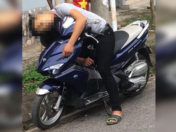Bàng hoàng phát hiện nam thanh niên chết gục trên xe máy đỗ ven đường