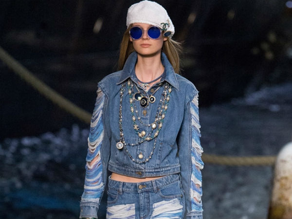 Chanel chạy theo trào lưu quần jeans rách bươm trong show diễn mới
