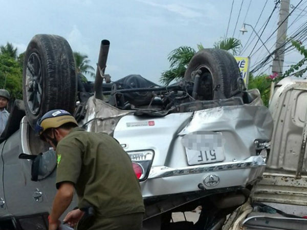 Đập kính cứu 4 người trong ôtô bị lật ngửa trên quốc lộ