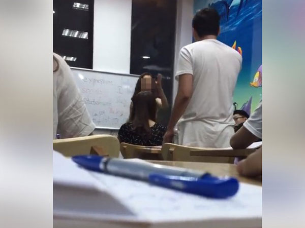 Giáo viên TA chửi học viên: 'Không ai có thể biến mày từ con lợn thành con người được'