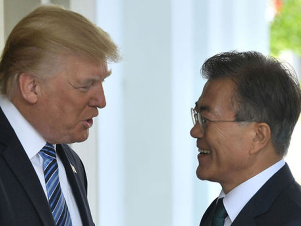 'Món quà' vô giá TT Hàn Quốc tặng Trump trước khi gặp Kim Jong-un