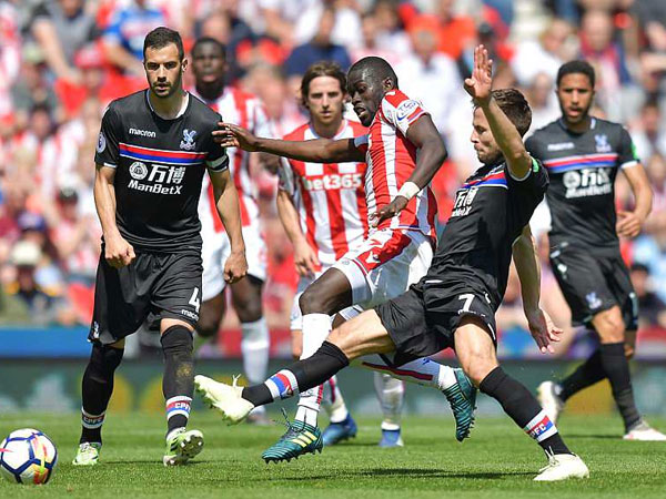 Stoke City chia tay Premier League sau 10 năm gắn bó