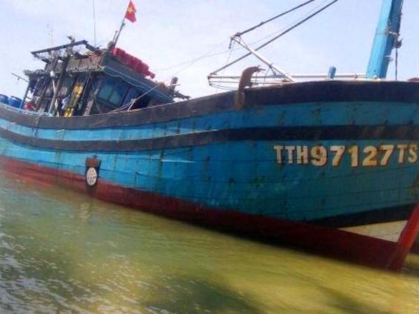 13 ngư dân thoát nạn khi tàu đánh cá bị đâm thủng