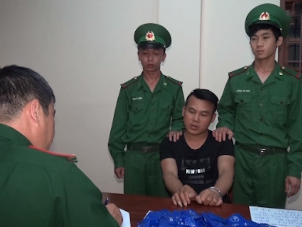 Bắt đối tượng vận chuyển 7.400 viên ma túy tổng hợp từ Lào về Việt Nam