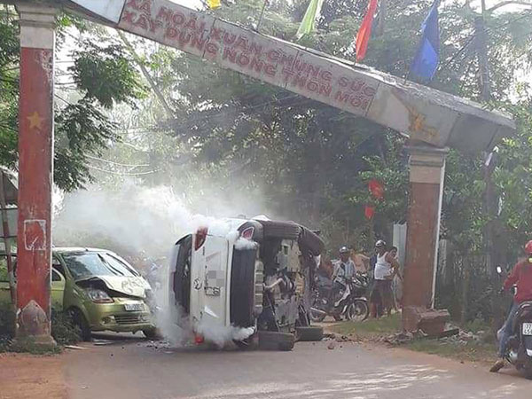 Bình Định: Ô tô 7 chỗ đâm sập cổng chào bê tông, văng ra đường bị ô tô 4 chỗ húc vỡ nát