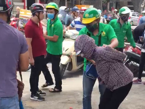 Hà Nội: Vây bắt nhóm 'nữ quái' chuyên móc túi người đi đường ở Cầu Mới, Ngã Tư Sở