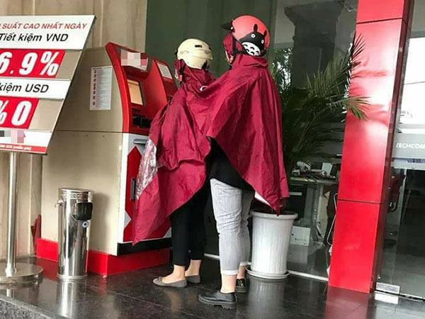 Hai nữ ninja phối hợp ăn ý để rút tiền khi trời đang mưa to khiến cư dân mạng bàng hoàng share vội