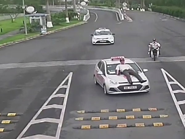 Lái xe taxi tông thẳng nhân viên bảo vệ sân bay Nội Bài