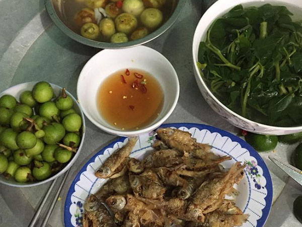 Mâm cơm giá 16 nghìn ai cũng xuýt xoa vì quá hợp với ngày nắng, chị em tiện thể khoe mâm cơm rẻ
