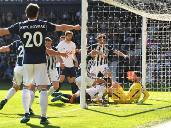 Tottenham thua đội bét bảng, lỡ cơ hội vượt mặt Liverpool