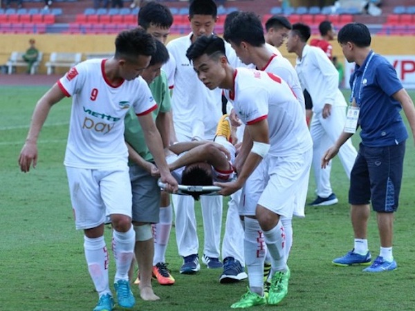 Trò cũ gãy chân, HLV Hoàng Anh Tuấn tố trọng tài 'mù luật'