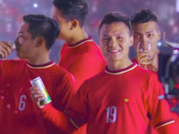 Vì sao Quang Hải mặc áo nhái U23 Việt Nam quảng cáo bia?