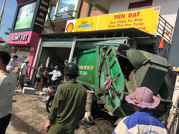 Xe chở rác mất lái đâm vào nhà dân, 3 người nguy kịch