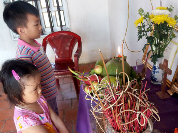 Ánh mắt ngây thơ của 2 đứa trẻ trước di ảnh người mẹ vừa mất vì ung thư, bố mắc bệnh hiểm nghèo