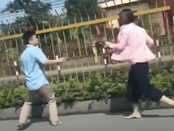 Cặp đôi xô xát giữa đường, cô gái rút luôn guốc chống trả khiến bạn trai chạy mất dép